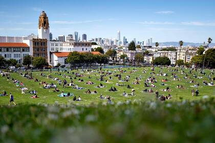 En San Francisco pintan círculos en el suelo para el distanciamiento social