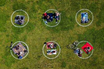 Una vista aérea muestra a personas reunidas dentro de círculos pintados en el césped alentando el distanciamiento social en Dolores Park en San Francisco, California