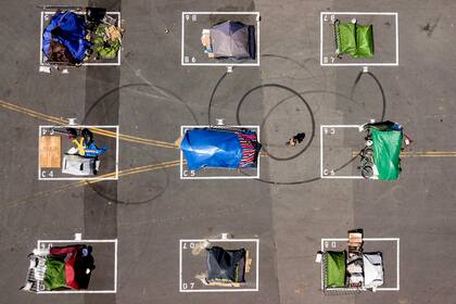 Rectángulos pintados en el suelo para alentar a las personas sin hogar a mantener el distanciamiento social, en un campamento frente al ayuntamiento de la ciudad de San Francisco