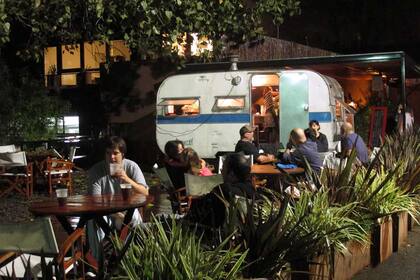 En San Isidro, el actor Fabio Alberti deleita con las hamburguesas de su propio camión de comida