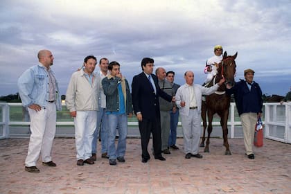 En San Isidro y tras el primero de los grandes éxitos de Forty Mirage; Mattei (en el centro) no imaginaba lo que vendría