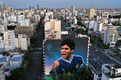 En San Juan y Solis, un mural gigante regala la imagen de Diego Maradona