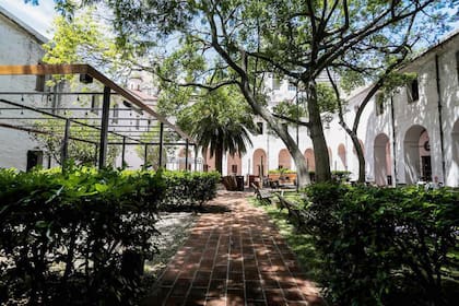 En San Martín 705, frente a las Galerías Pacífico, la impronta colonial llama a bajar un par de cambios y respirar aire puro