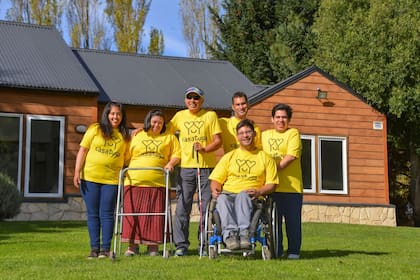 En San Martín de los Andes la Asociación Puentes de Luz lleva adelante un proyecto de vida independiente llamado CasaTuya: es una vivienda convivencial para personas con discapacidad que deseen independizarse de sus padres o que ya no los tienen.