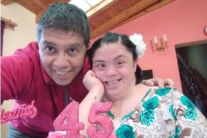 En San Martín de los Andes, Luis y Carmen Rodríguez; él es director ejecutivo de Puentes de Luz