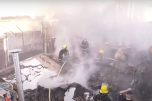 Doce dotaciones de bomberos apagaron un incendio que redujo a escombros un centro de reciclado de aceite