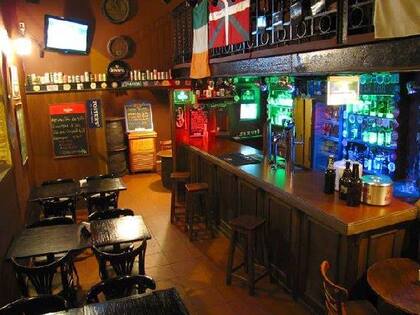 En San Telmo, Urbe propone acompañar sus cervezas con hamburguesas, tablas y pizzas