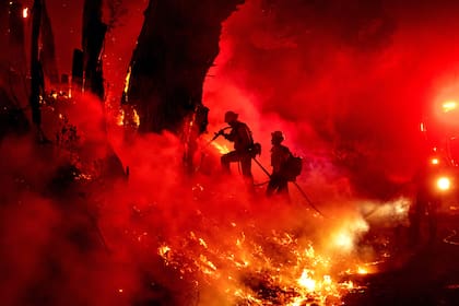 En Santa Paula, California, anoche continuaban los focos de incendios