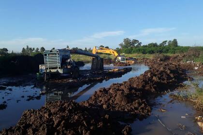 En Santiago del Estero, las máquinas tratan de canalizar para que el agua escurra