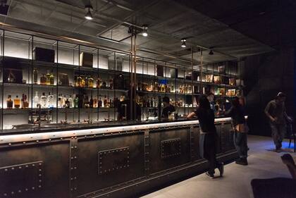 En Santos Vega, la curaduría del bartender Ezequiel Rodríguez te garantiza una experiencia de primera