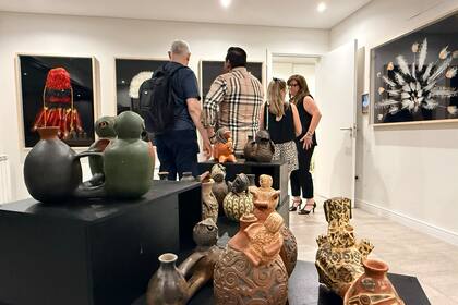 En Sasha D, cerámica de Osvaldo Colo Cassina y penachos de Vanesa Amenabar