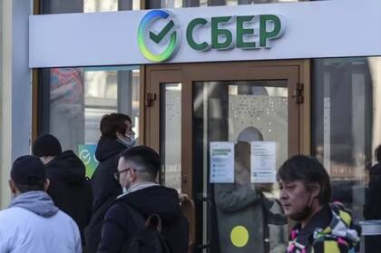 En Sberbank, los dólares deben pedirse firmando un formulario en persona