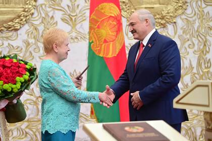 Lukashenko le da la mano a la jefa de la Comisión Electoral Central, Lidia Yermoshina