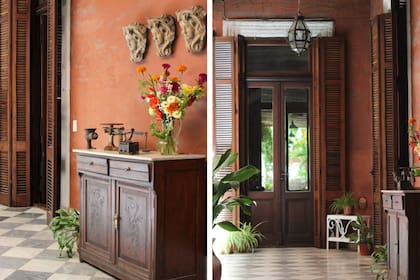 En seguida, la galería en damero con muebles tallados, hallazgos del barrio, mascarones en piedra y paredes color terracota que lucen las pátinas únicas del tiempo y la humedad porteña. Arreglo floral de Fronda (Balcarce y Estados Unidos).