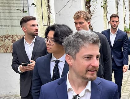 En segundo plano, Mauricio Novelli habla con Hayden Davis en Buenos Aires, a fines de 2024; en primer plano, Manuel Terrones Godoy