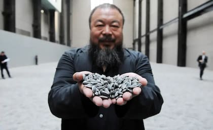 En Semillas de girasol de 2010 de Ai Weiwei, los 100 millones de semillas de porcelana pintadas a mano se inspiraron en los carteles del presidente Mao