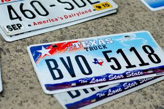 Oficial: la lista de palabras que Texas prohibió en las placas vehiculares para 2026