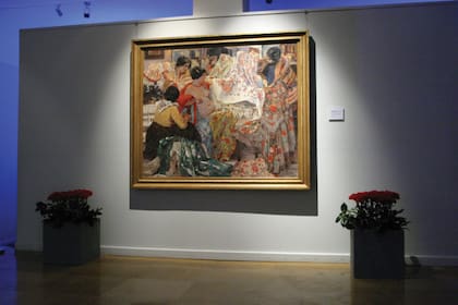 En septiembre de 1914, Fernando Fader presentó dos obras al IV Salón Nacional: Vuelta del pueblo y La mantilla, tela conocida luego como Los mantones de Manila. Según se lee en la descripción en la página del Bellas Artes, por esta obra, que según consta en el catálogo del Salón estaba tasada en $6.000, el jurado le otorgó por unanimidad el Premio Adquisición que consistía en $3.000. Fader rechazó el premio y retiró la obra que conservó con él hasta su muerte. En 1935, muerto ya Fader, el MNBA adquirió Los mantones de Manila en $20.000 a su marchand Federico Müller.