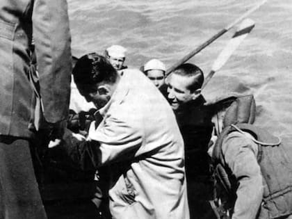En septiembre de 1955, Perón pidió asilo político a Paraguay. El país vecino lo alojó en la cañonera “Paraguay”, fondeada en Puerto Nuevo de Buenos Aires, el buque era un lugar seguro y menos expuesto a la violencia de aquellos tiempos. Luego, viajó a Paraguay.