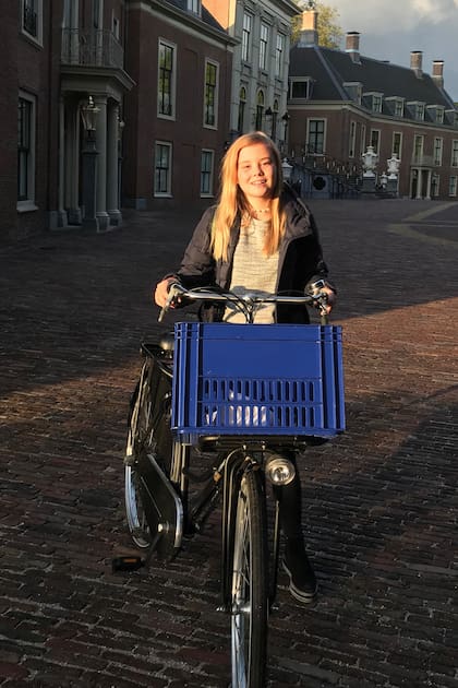 En septiembre de 2019, saliendo en bicicleta del colegio, Christelijk Gymnasium Sorghvliet, en La Haya.
