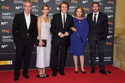 En septiembre del año pasado, el artista junto a su mujer y sus tres hijos (Jacobo, Alejandra y Manuel) en el estreno de "Raphaelismo" –el documental sobre su vida y su carrera–, durante el Festival Internacional de Cine de San Sebastián.