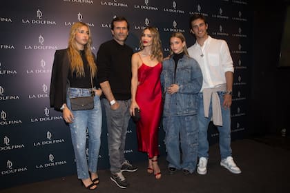 En septiembre pasado, con sus padres y sus hermanos, Mia y Poroto, en la fiesta de lanzamiento de la temporada de La Dolfina.