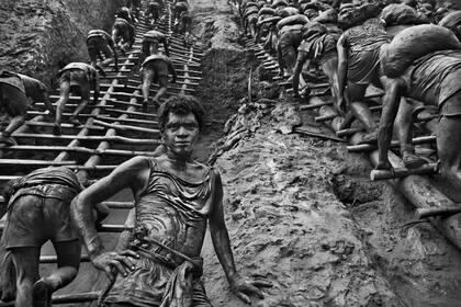 En Serra Pelada trabajaban decenas de miles de hombres en condiciones infrahumanas en la búsqueda de oro. © Sebastião Salgado