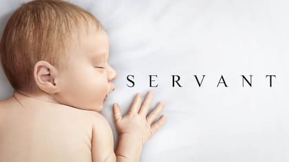 En Servant se toca el tema de los bebés realistas con la óptica del director de cine y guinista M. Night Shyamalan