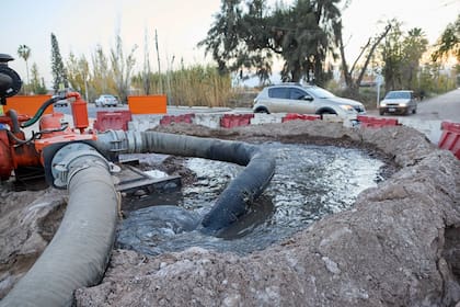 En Severo del Castillo y Dos de Mayo hay bombas instaladas provisorias para mitigar el derrame cloacal