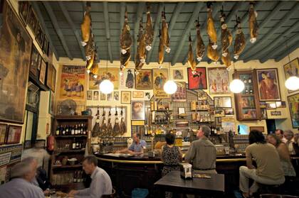 En Sevilla abundan los bares de tapas tradicionales.