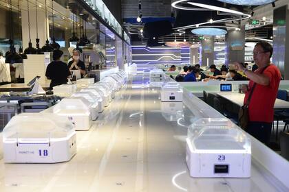 En Shanghai funciona Robot-He, el restaurant chino atendido por robots, que se desplazan de un lado al otro entregando los pedidos
