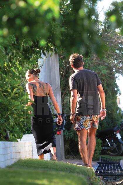 En shorts y descalzo, Agustín acompañó a Juana a cortar las flores del jardín que luego llevó en el pelo como detalle.