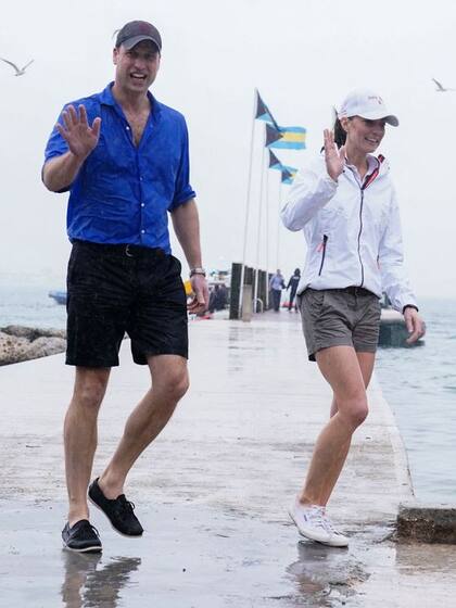 En shorts y rompevientos para un día de regatas