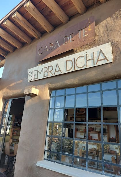 En Siembra Dicha, casa de té sobre la ruta, tiene Diego Gueler su nueva oficina.