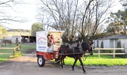 En Sierras Bayas, el Cholo Corridoni saliendo de su granja en su carro repartidor de leche
