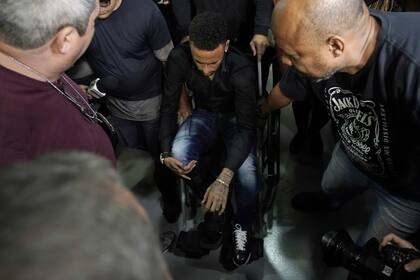 En silla de ruedas llegó Neymar a la dependencia policial para declarar.