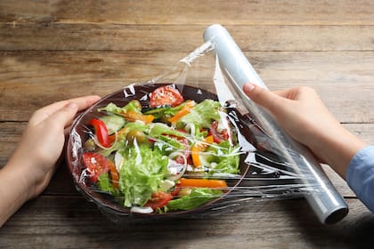 En Singapur crearon un papel film ecológico hecho con palta que cambia de color cuando la comida que cubre comienza a pudrirse