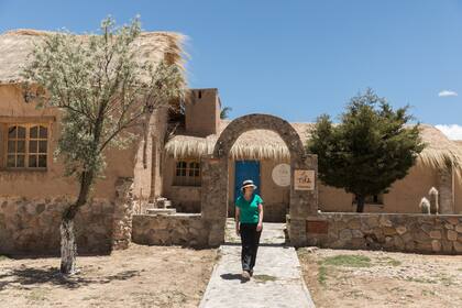 En sintonía con las construcciones locales, la posada tiene gruesas paredes de adobe, techos de barro y paja y cielorrasos de cañas ceñidas con tiento de llama.