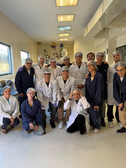 En solo 48 horas, los alumnos de la Escuela Técnica N°27 fabricaron 240 litros de sanitizantes para pisos