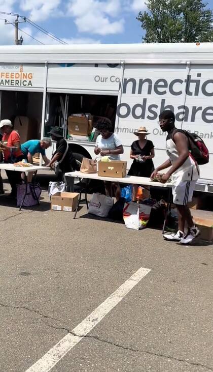 En Stamford, el banco de comida está el tercer sábado de cada mes