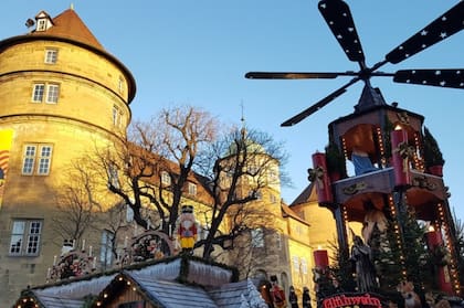 En Stuttgart y sus alrededores los mercados de Navidad son un punto fijo de encuentro, aunque las temperaturas lleguen a 15 grados bajo cero. El „Glühwein“ (vino caliente con especias) es la bebida obligatoria en esos encuentros.