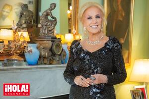 En su alhajero, Mirtha guarda especial atención a su colección de anillos. “Le gusta usar hasta cuatro en cada mano”, confían desde su círculo íntimo. Es tal la debilidad por la joya que incluso tiene uno con el diseño de Racing, el club de sus amores. Además de gargantillas, pulseras y aros de diamantes, también colecciona petacas y clutches, polveras y abanicos.