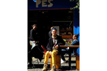 En su amado barrio de San Telmo, Jimi hoy es cocinero en PES, un rincón en las calles porteñas que fusiona la gastronomía de Perú y España,