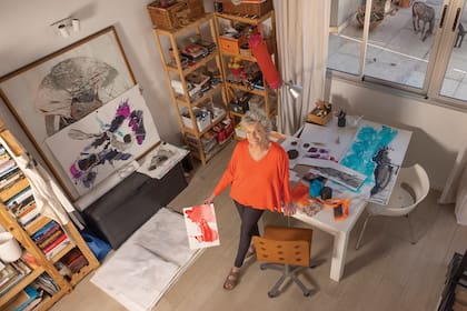 En su atelier, donde ajusta los últimos detalles para su muestra, que se inaugura el 17 de octubre en Espacio Hussek, en Martínez. “La tinta me enseñó a ser paciente, a esperar días enteros hasta que eso que había plasmado en una hoja de papel, se secaba y tomaba la forma que yo quería”, explica