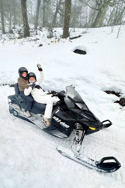 En su aventura de chicas también recorrieron las montañas en una moto de nieve.