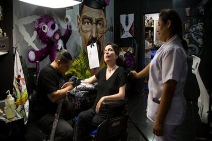 En su blog "Ana busca la muerte digna", Estrada cuenta que empezó a tatuarse en 2018 y a elegir cómo intervenían su cuerpo. Foto: Jessica Alva Piedra.