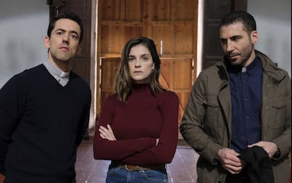 En su búsqueda, los enviados del Vaticano encuentran una colonia psiquiátrica con secretos oscuros