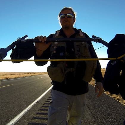 En su caminata, vivió momentos históricos como el cambio de milenio o la pandemia del covid (Foto: @busby3000)