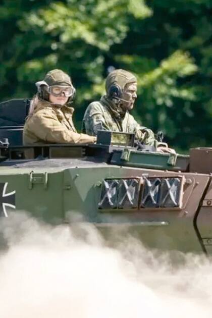 En su camino de preparación para convertirse algún día en Reina, Amalia conoció de cerca el trabajo de las Fuerzas Armadas: hizo un vuelo de entrenamiento en un F-16, condujo un tanque y estuvo en un submarino.