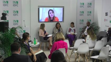 En su camino, Paola negoció proyectos con organismos internacionales de crédito, como el que realizó para Scholas Occurrentes, la ONG del Papa Francisco, liderando el área de expansión y fondeo internacional. También, estuvo en la génesis del Club Villas Unidas.